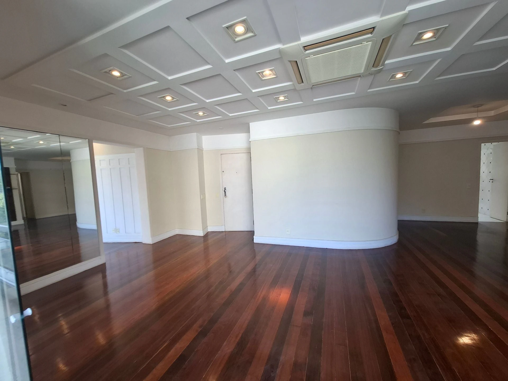 Floor-to-ceiling windows in a 3-bedroom apartment, 150 m² — photo 18