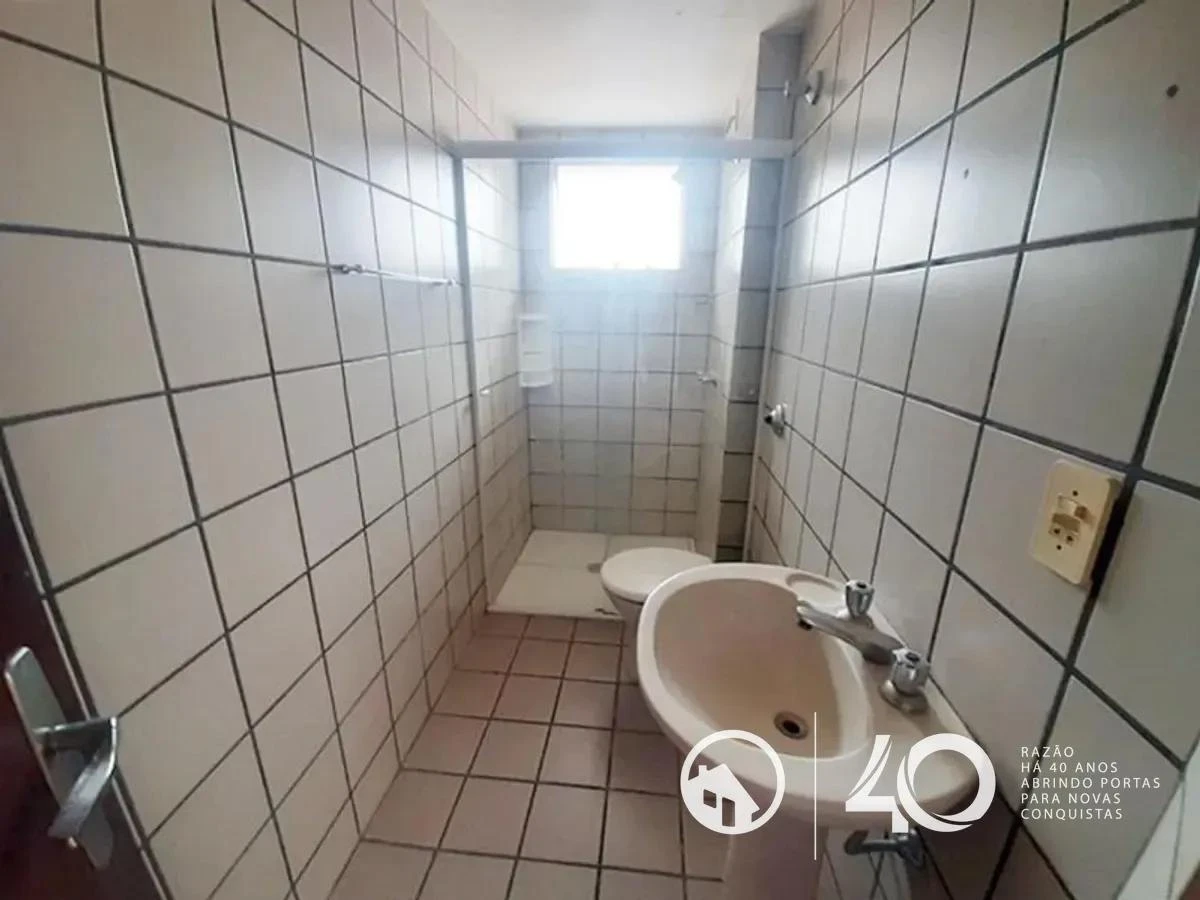 Wood or laminate floors in a 2-bedroom apartment, 92 m² — photo 3