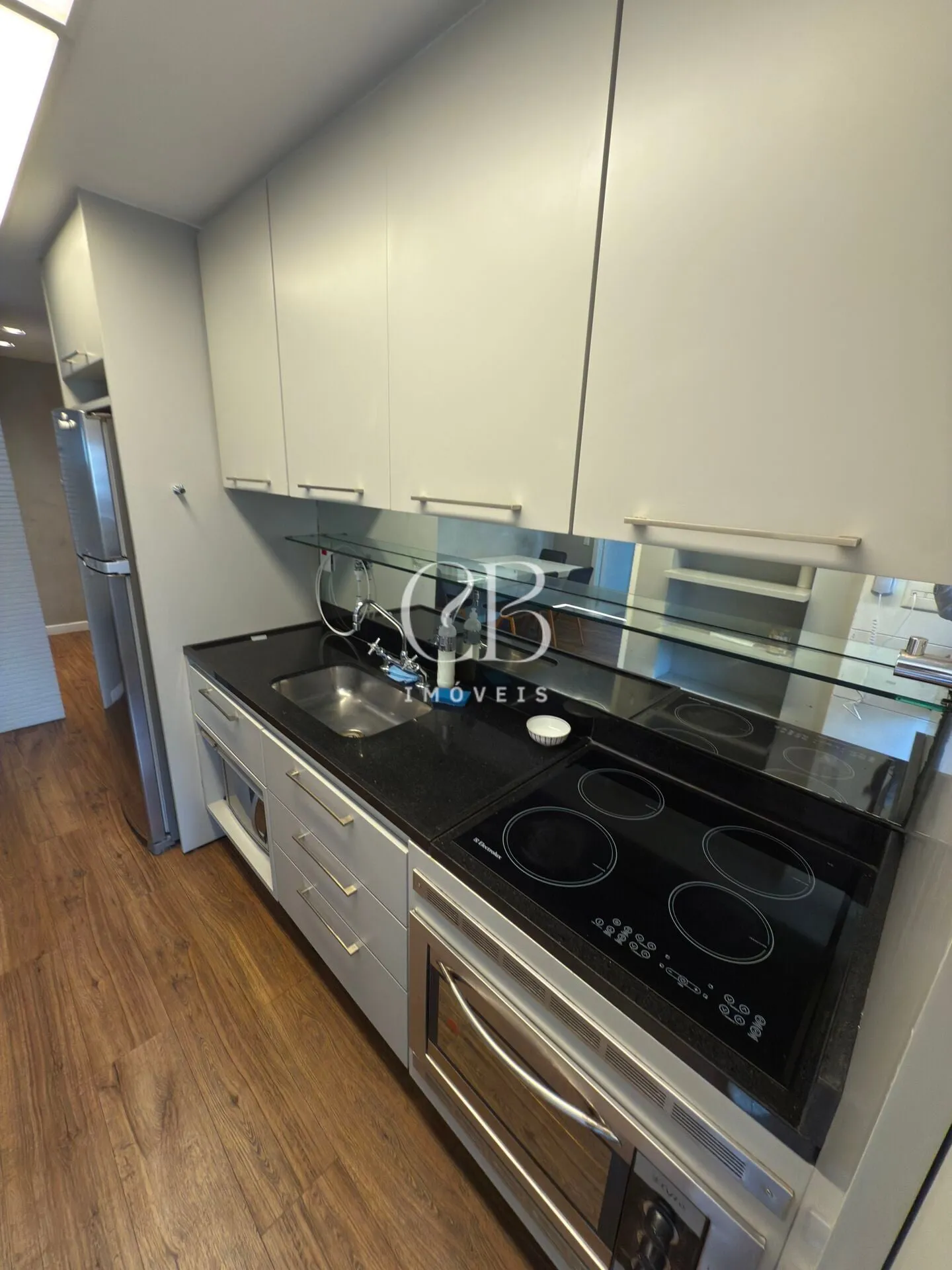 Furnished 2-bedroom apartment with en-suite bathrooms — photo 24