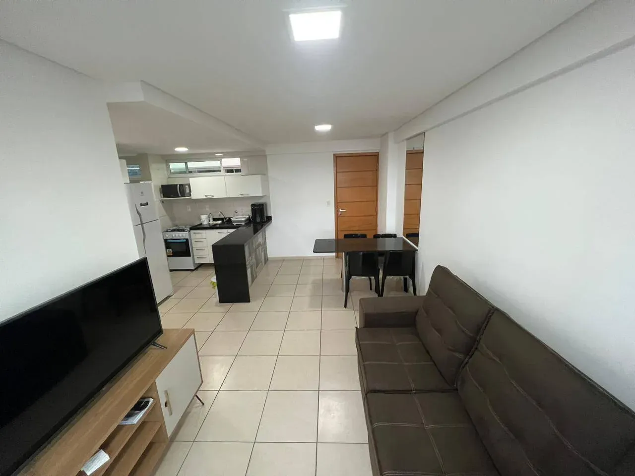 2-bedroom apartment in a building with a gym — photo 8