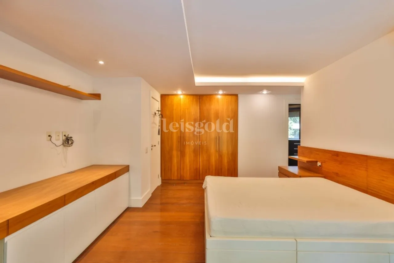 Floor-to-ceiling windows in a 2-bedroom apartment, 230 m² — photo 10