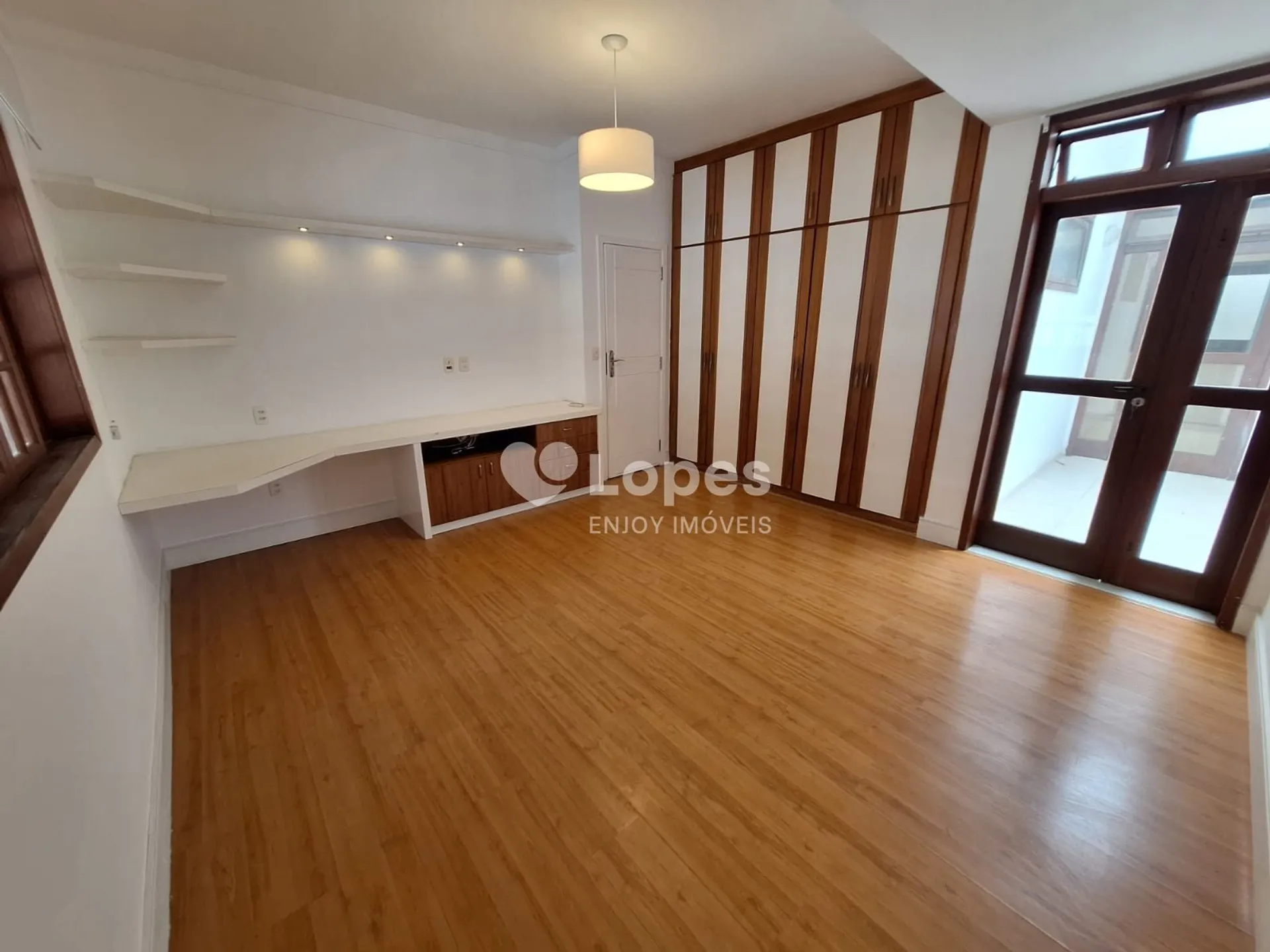 5-bedroom apartment in a building with a gym — photo 10