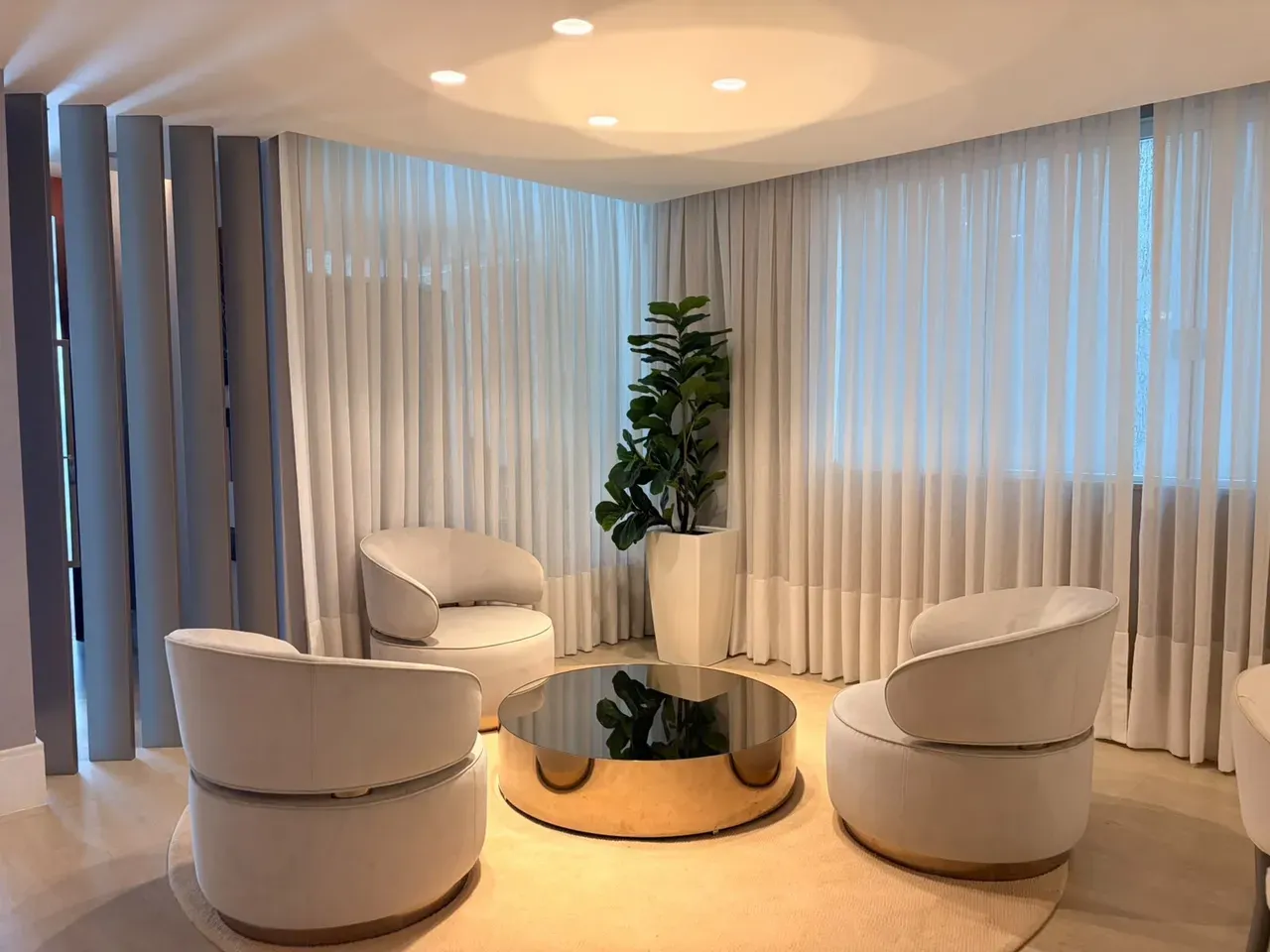 373 m² house with a home office and a grill on the balcony — photo 8