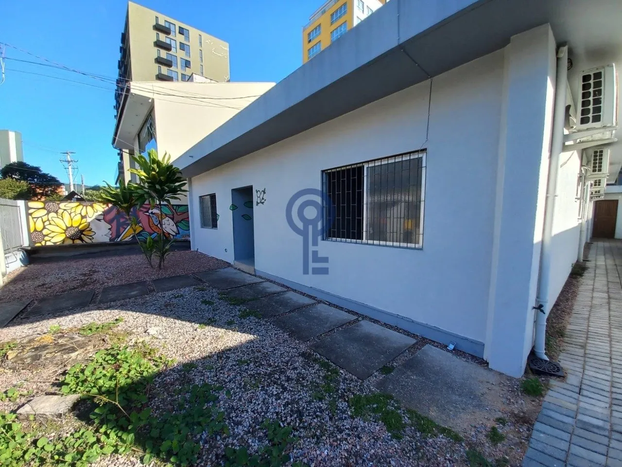 Estúdio térreo com 1 dormitório e jardim privativo