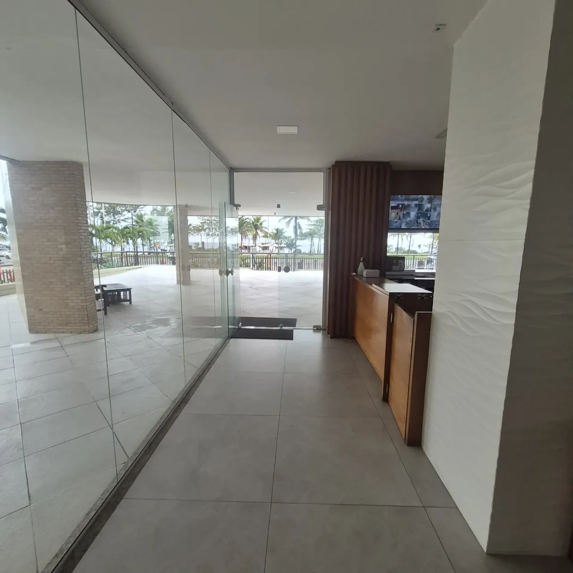 Furnished 1-bedroom apartment with open-plan kitchen — photo 24