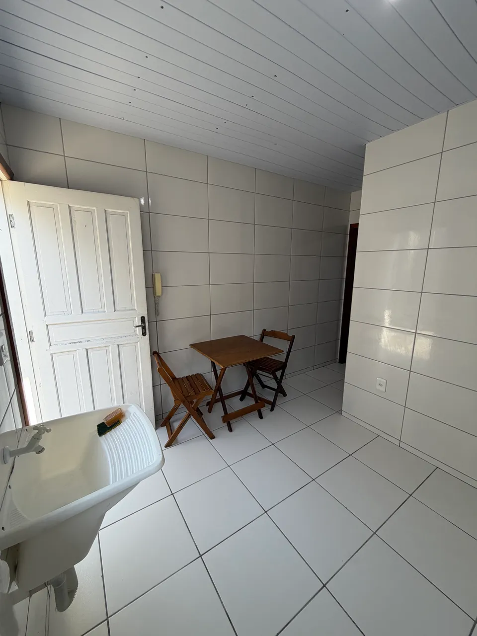 Furnished 1-bedroom apartment with balcony — photo 2