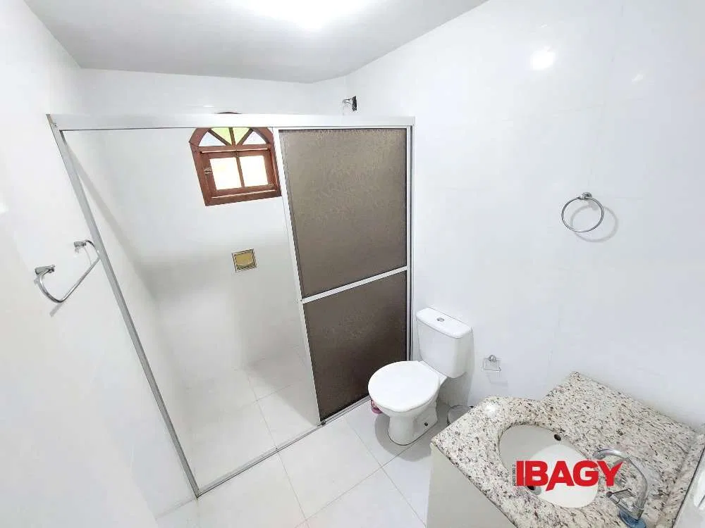 3-bedroom house with a washing machine in Florianópolis — photo 9