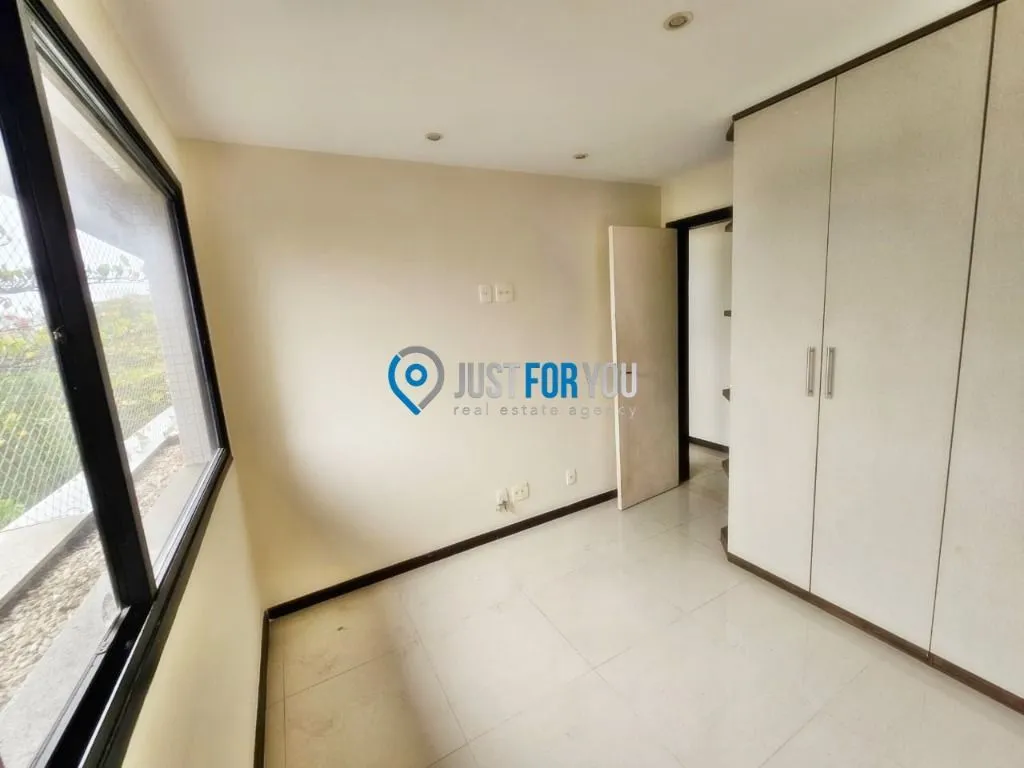 Apartamento com 3 dormitórios e varanda fechada de vidro — photo 28