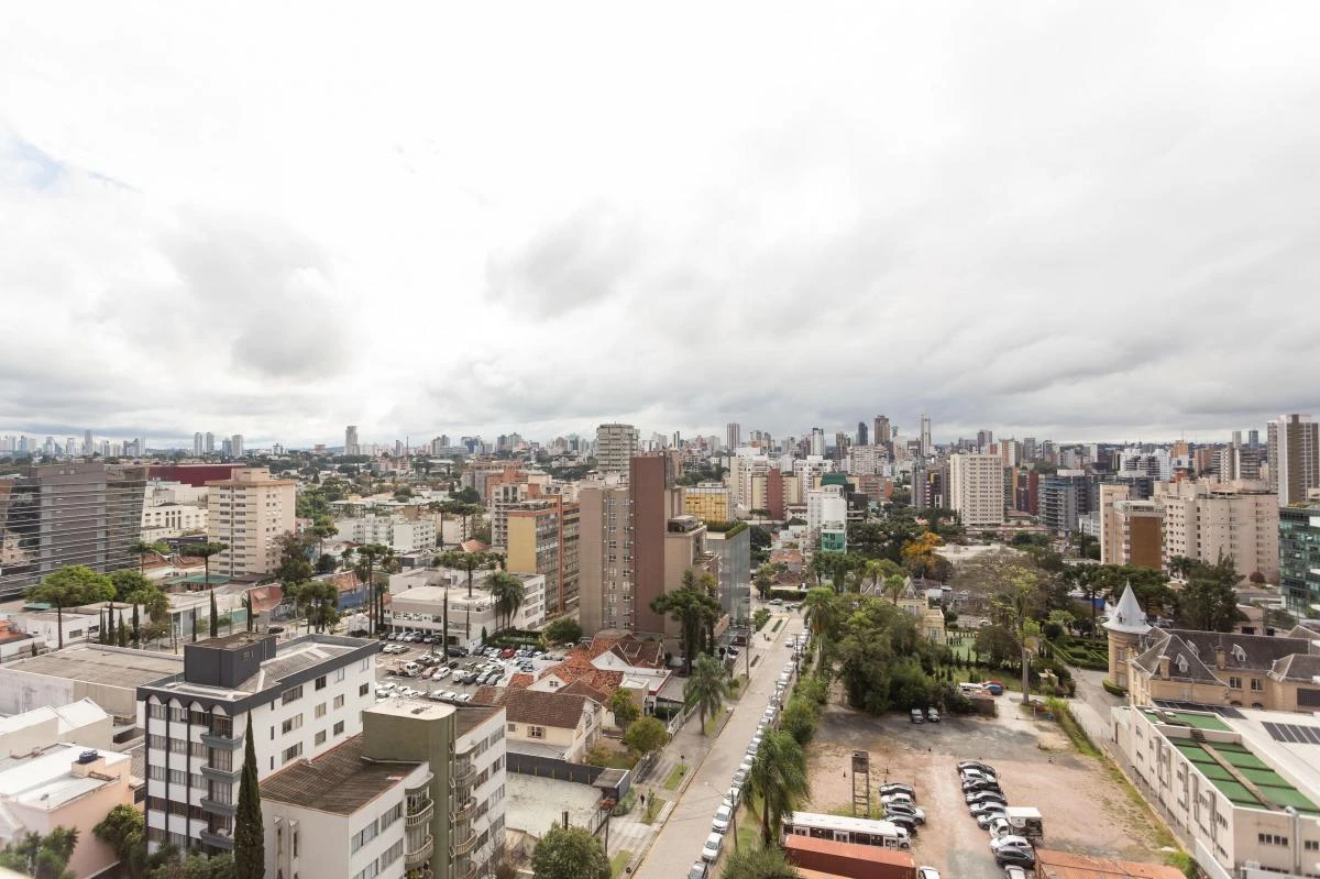 Glass-enclosed balcony in a 3-bedroom apartment, 297 m² — photo 20