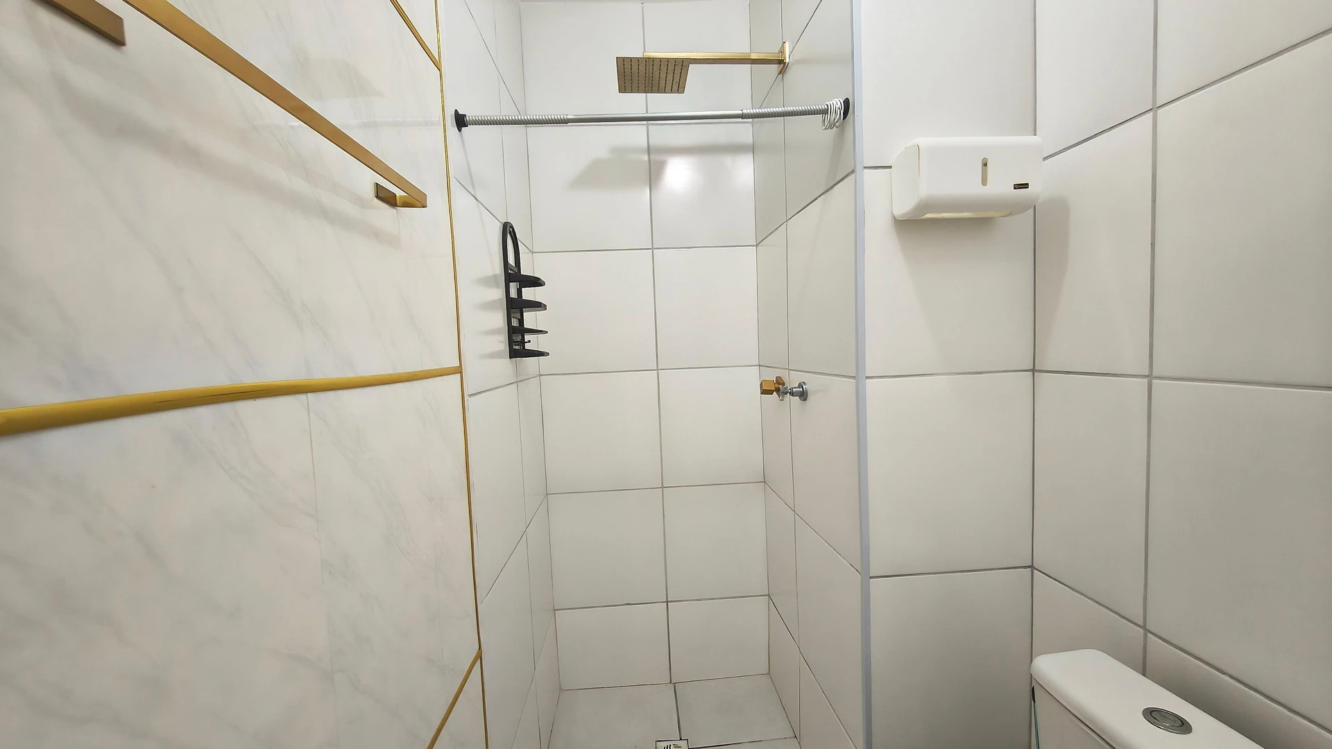 Apartamento de 2 quartos com cozinha a gás e área de serviço
