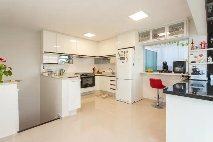 Furnished 3-bedroom apartment with 248 m² and parking — photo 14