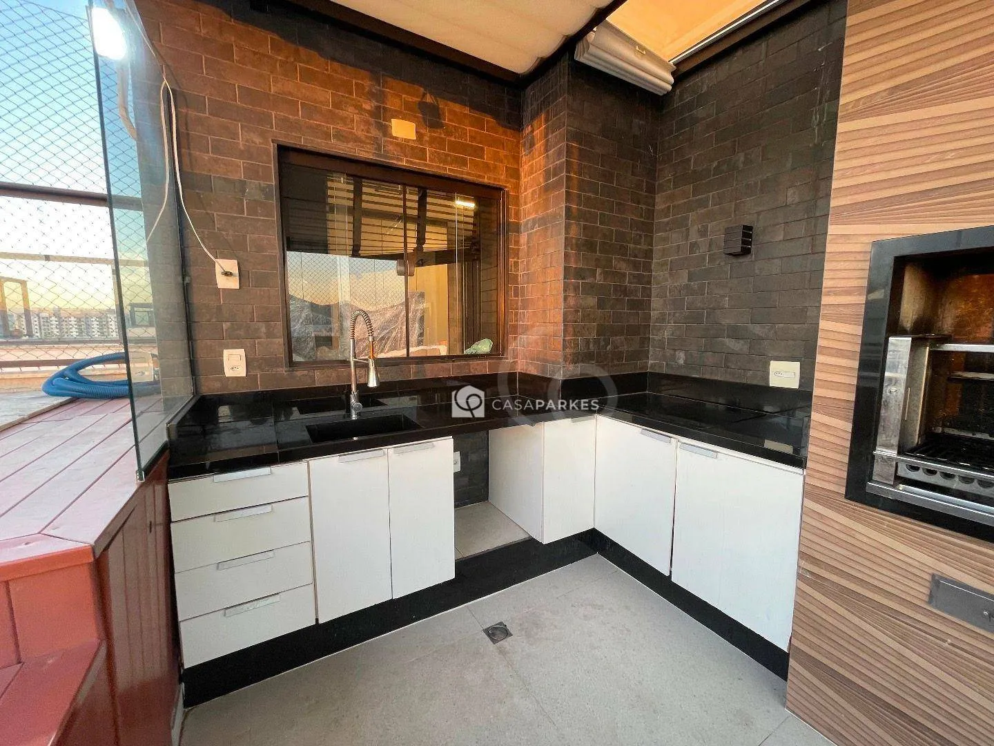 Balcony with a grill in a 3-bedroom apartment, 120 m² — photo 12