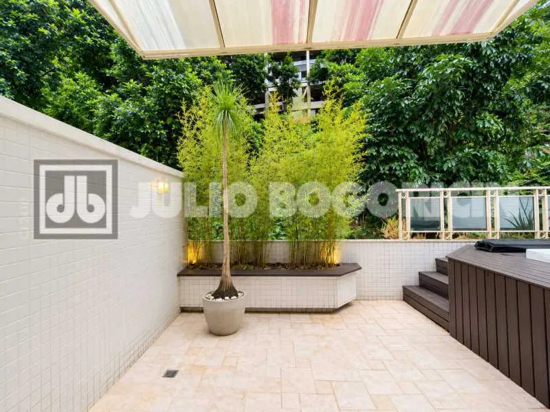 3-bedroom apartment with a park view in Rio de Janeiro — photo 19