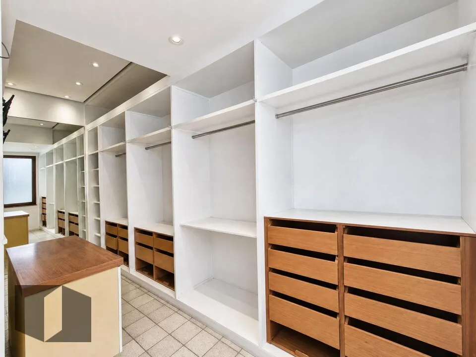 Apartment with air conditioning and 4 bedrooms — photo 9