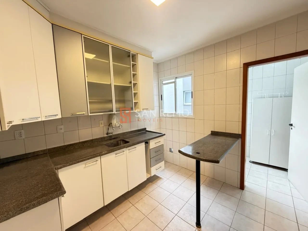 Glass-enclosed balcony in a 3-bedroom apartment, 92 m² — photo 2