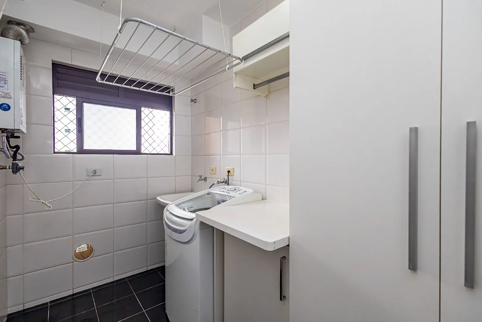 119 m² apartment with floor-to-ceiling windows and a bathtub — photo 17