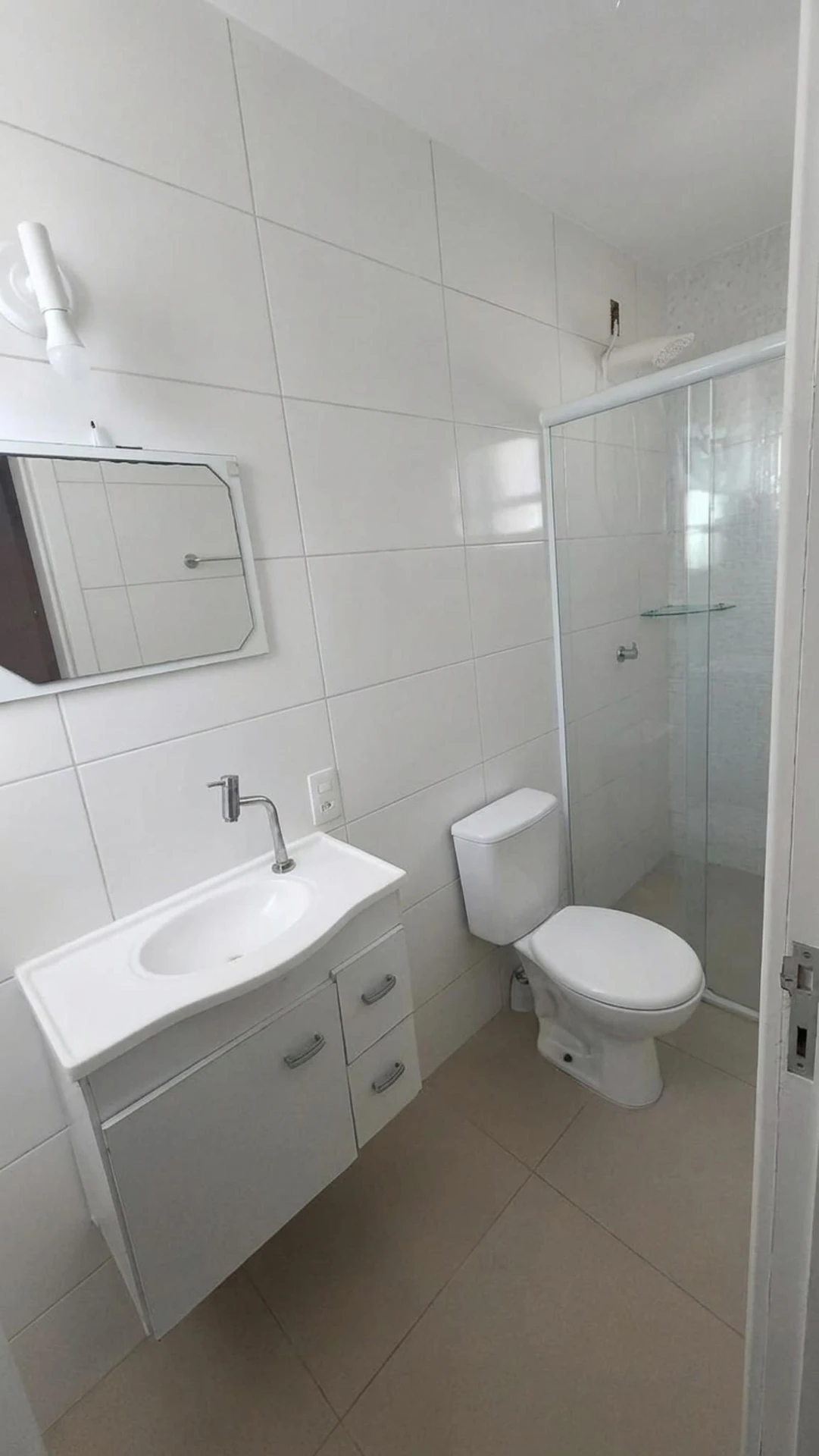 Bathtub in a 4-bedroom house, 330 m² — photo 17