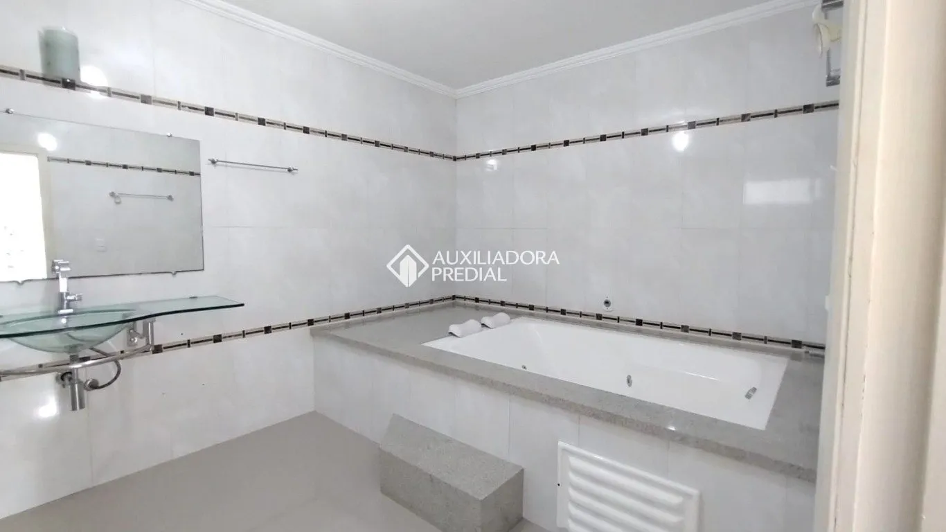 200 m² house with a bathtub and a glass-enclosed balcony — photo 13