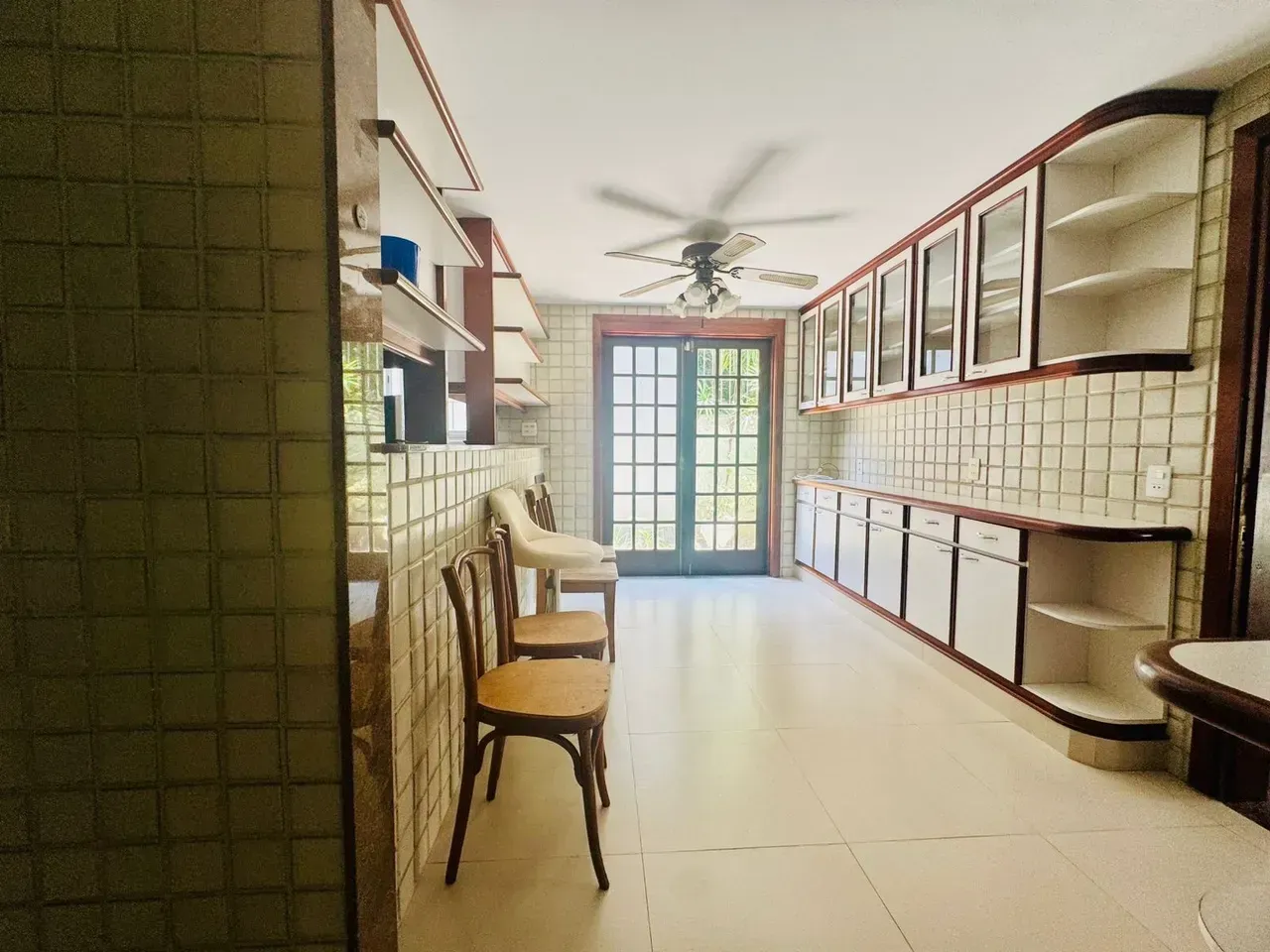 House with 5 suites and an integrated kitchen — photo 34