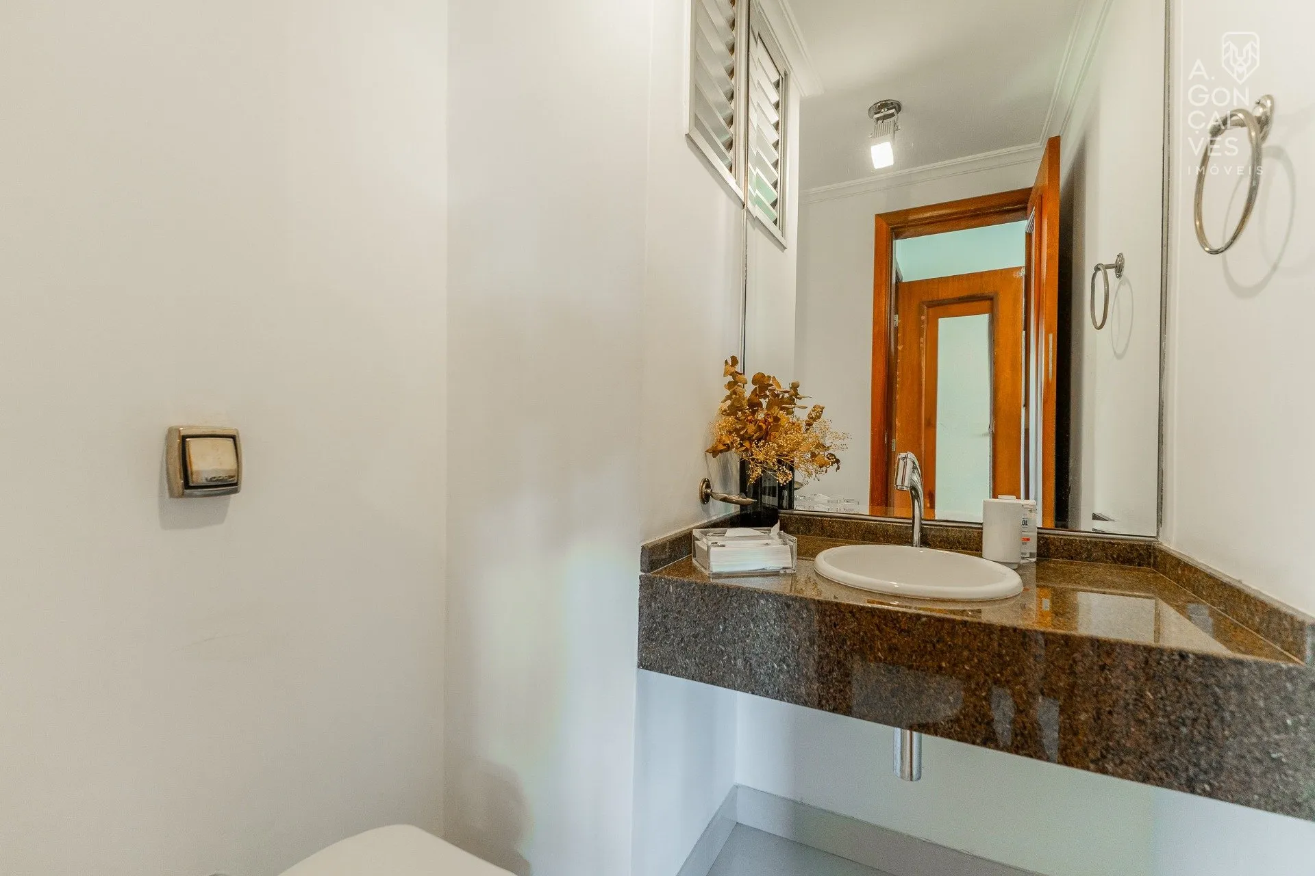 Furnished 219 m² apartment with 4 bedrooms and 2 parking spots — photo 18