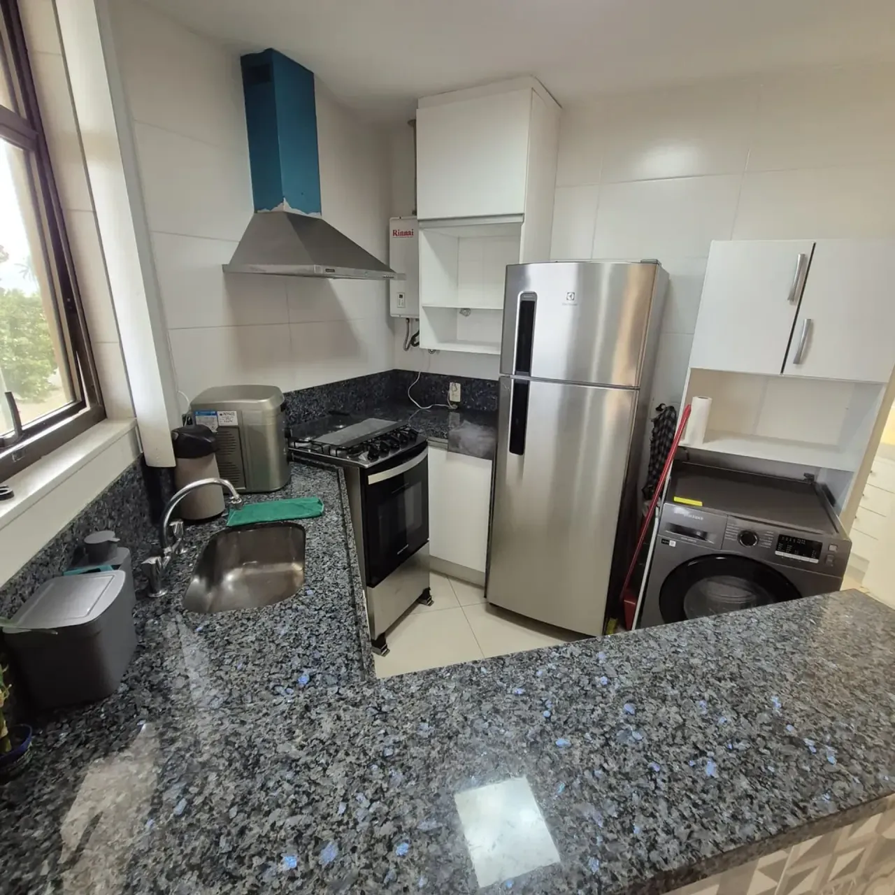 Furnished 1-bedroom apartment with open-plan kitchen — photo 7