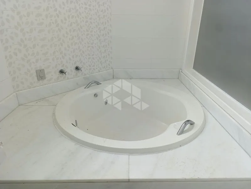 Furnished house, 222 m², with a bathtub — photo 45