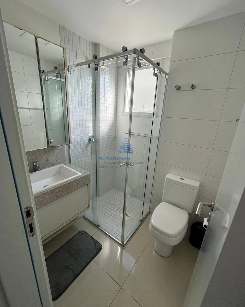 One-bedroom apartment with a glass-enclosed balcony — photo 4