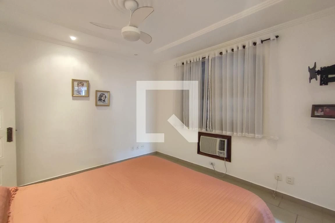House with 3 bedrooms and a private backyard — photo 36