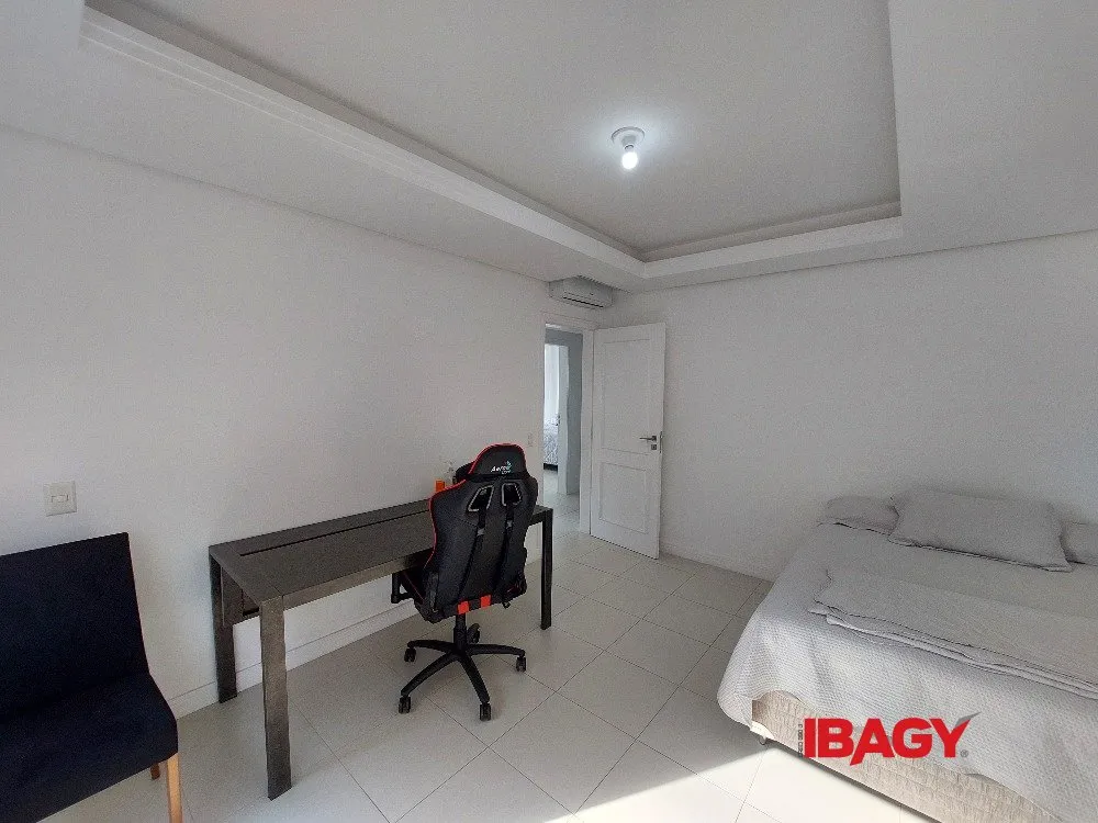 Furnished apartment with 3 en-suite bedrooms — photo 12