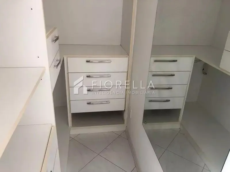 3-bedroom apartment with a glass-enclosed balcony — photo 12