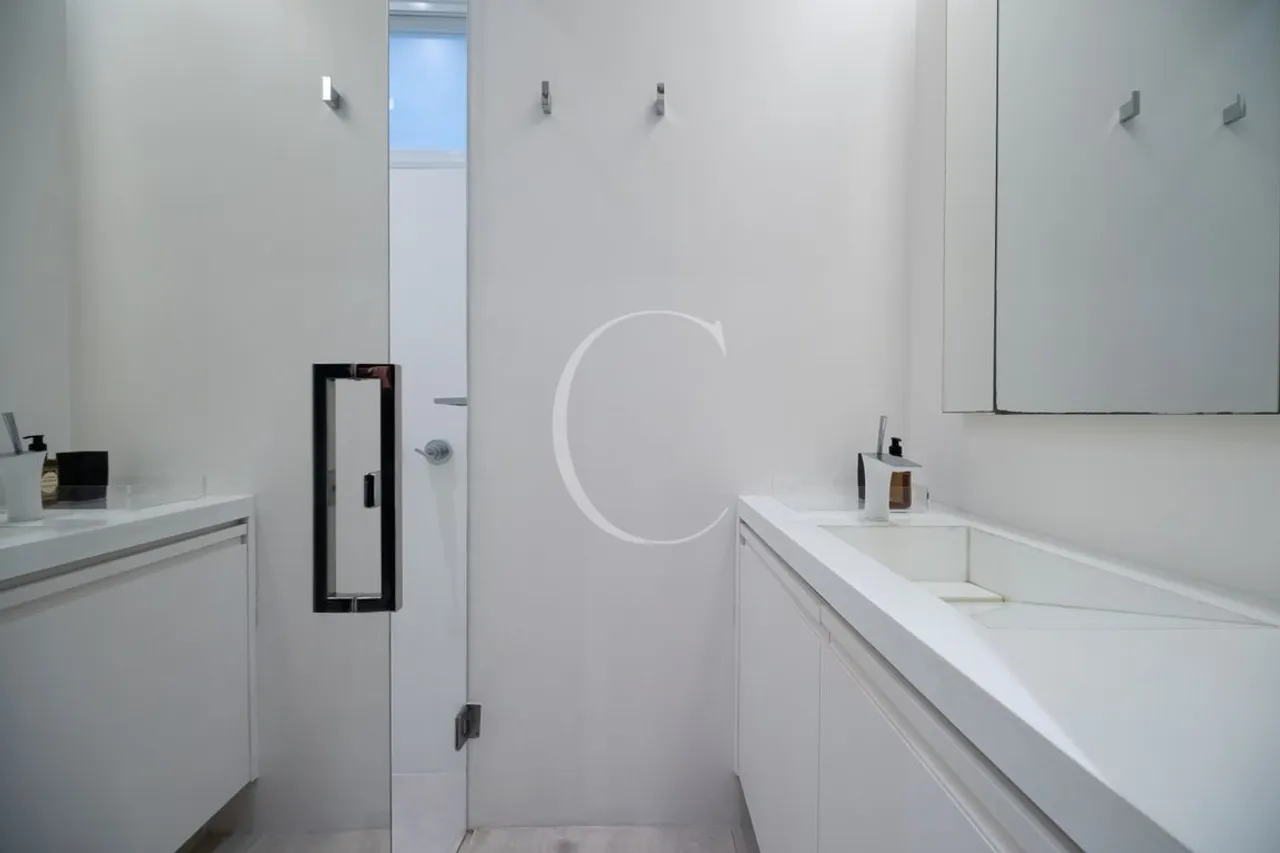 Unfurnished apartment with open kitchen and gas stove — photo 9