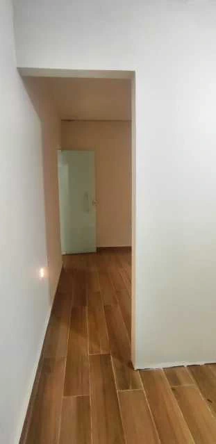 House with 3 bedrooms and a glass shower enclosure — photo 6