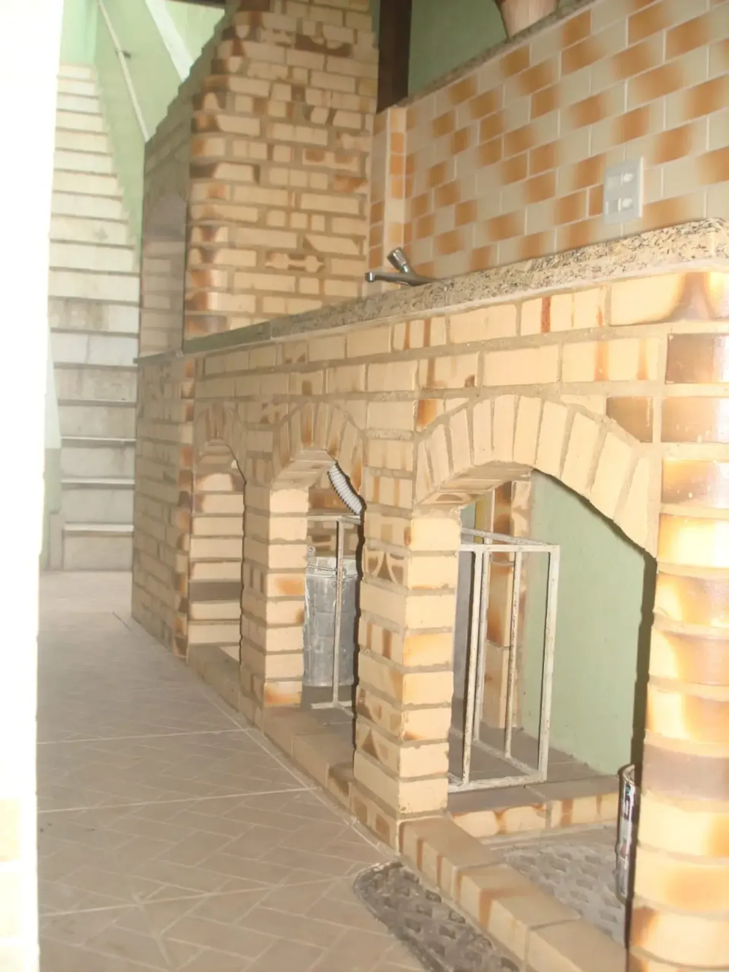 Bathtub in a 5-bedroom house, 240 m² — photo 52