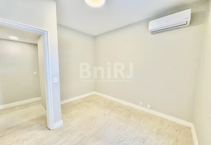 Furnished apartment, 121 m², with a glass-enclosed balcony — photo 7