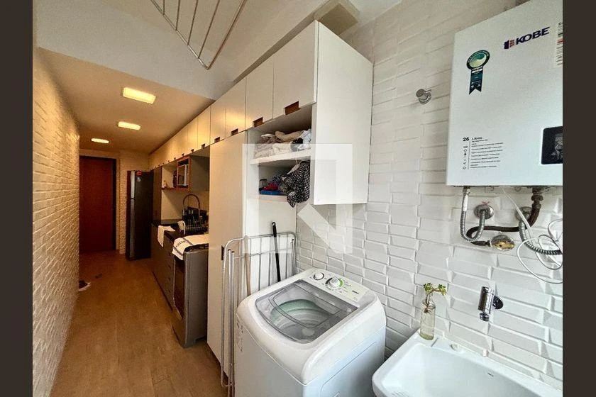 Renovated 2-bedroom apartment with city view, 85 m² — photo 32