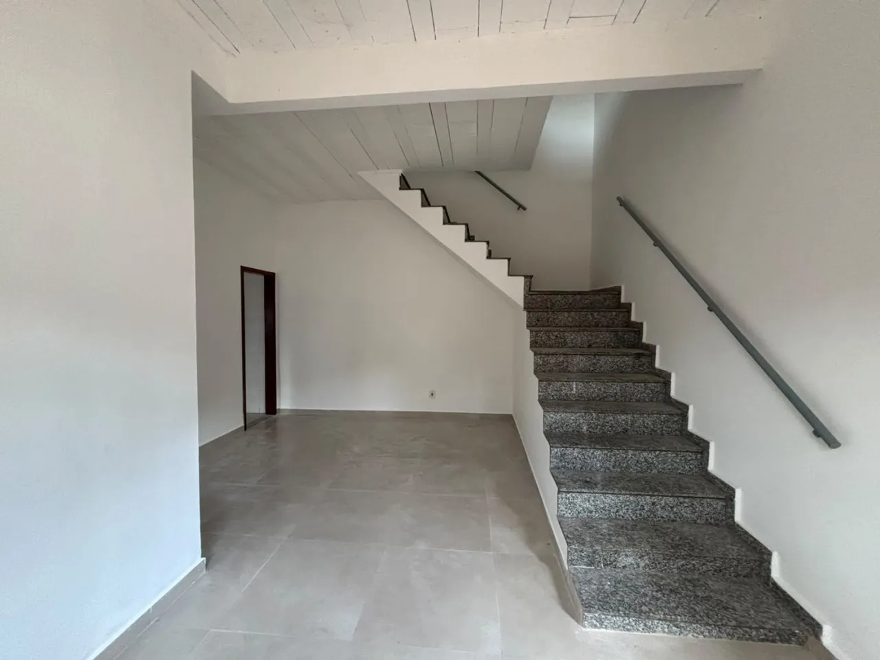3-bedroom house with 3 bathrooms and glass showers — photo 14