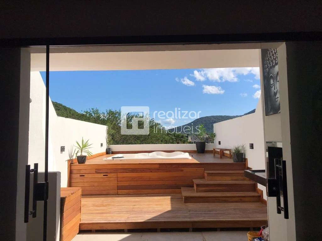 Furnished 4-bedroom house with 2 en-suites, 300 m²