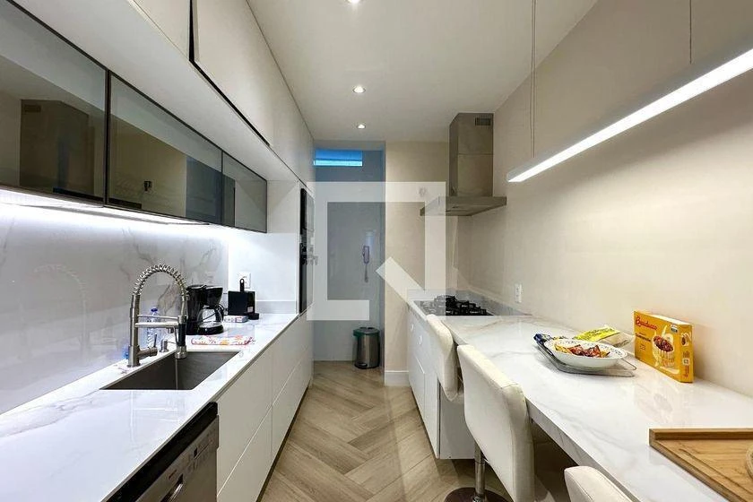 Furnished 220 m² apartment with 4 bedrooms and a suite — photo 19