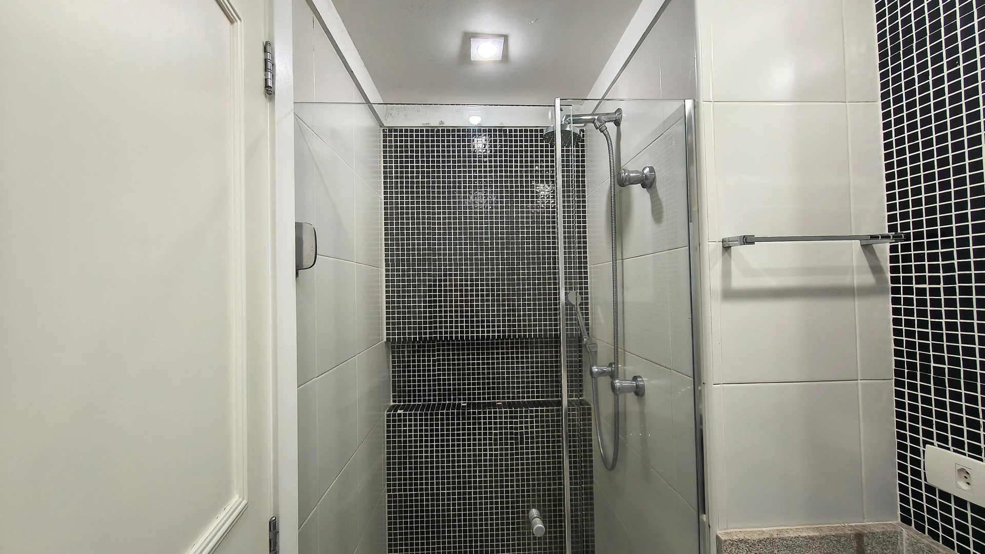 Apartment, 98 m², with a glass-enclosed balcony — photo 32