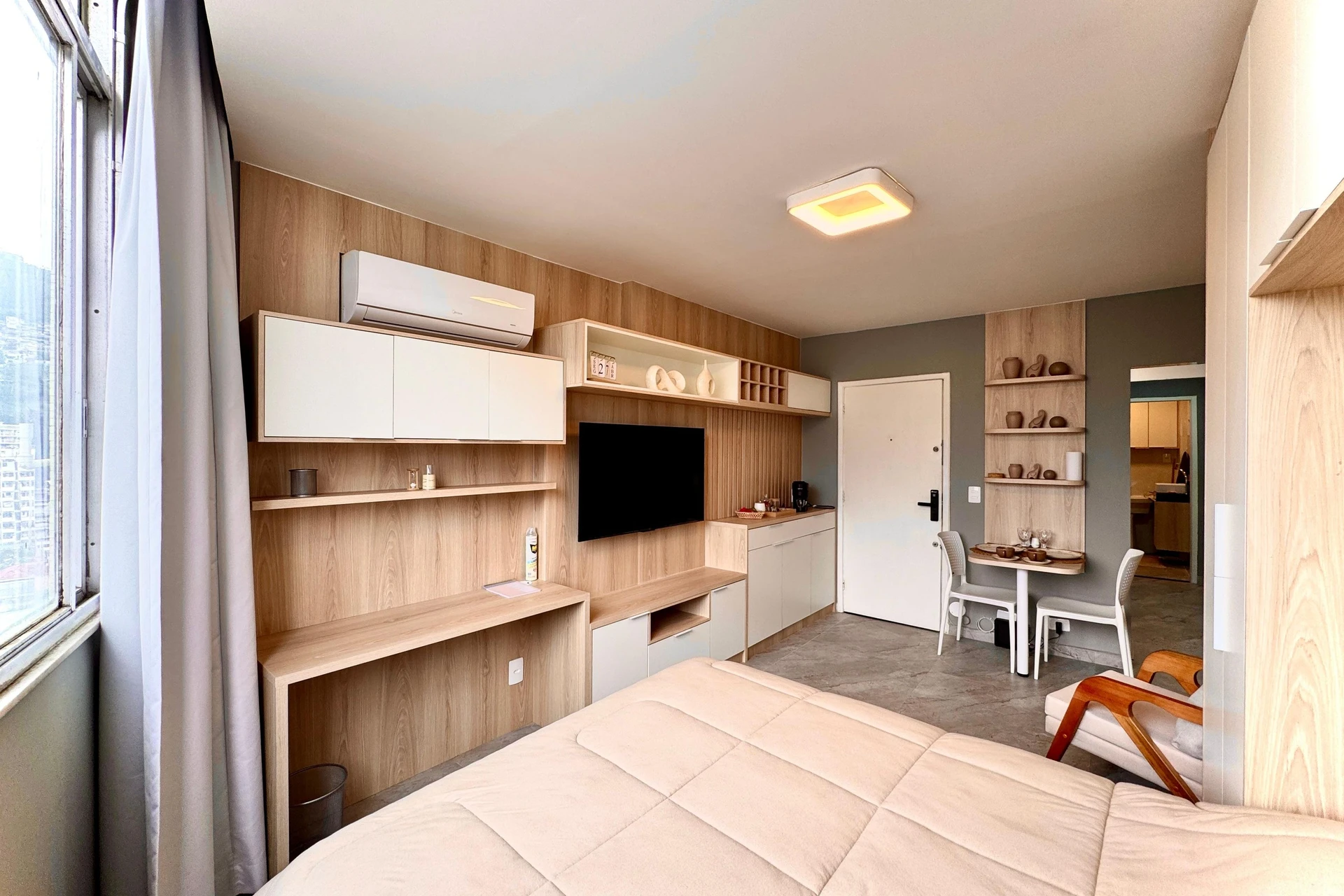 Furnished studio, 30 m², with floor-to-ceiling windows — photo 10