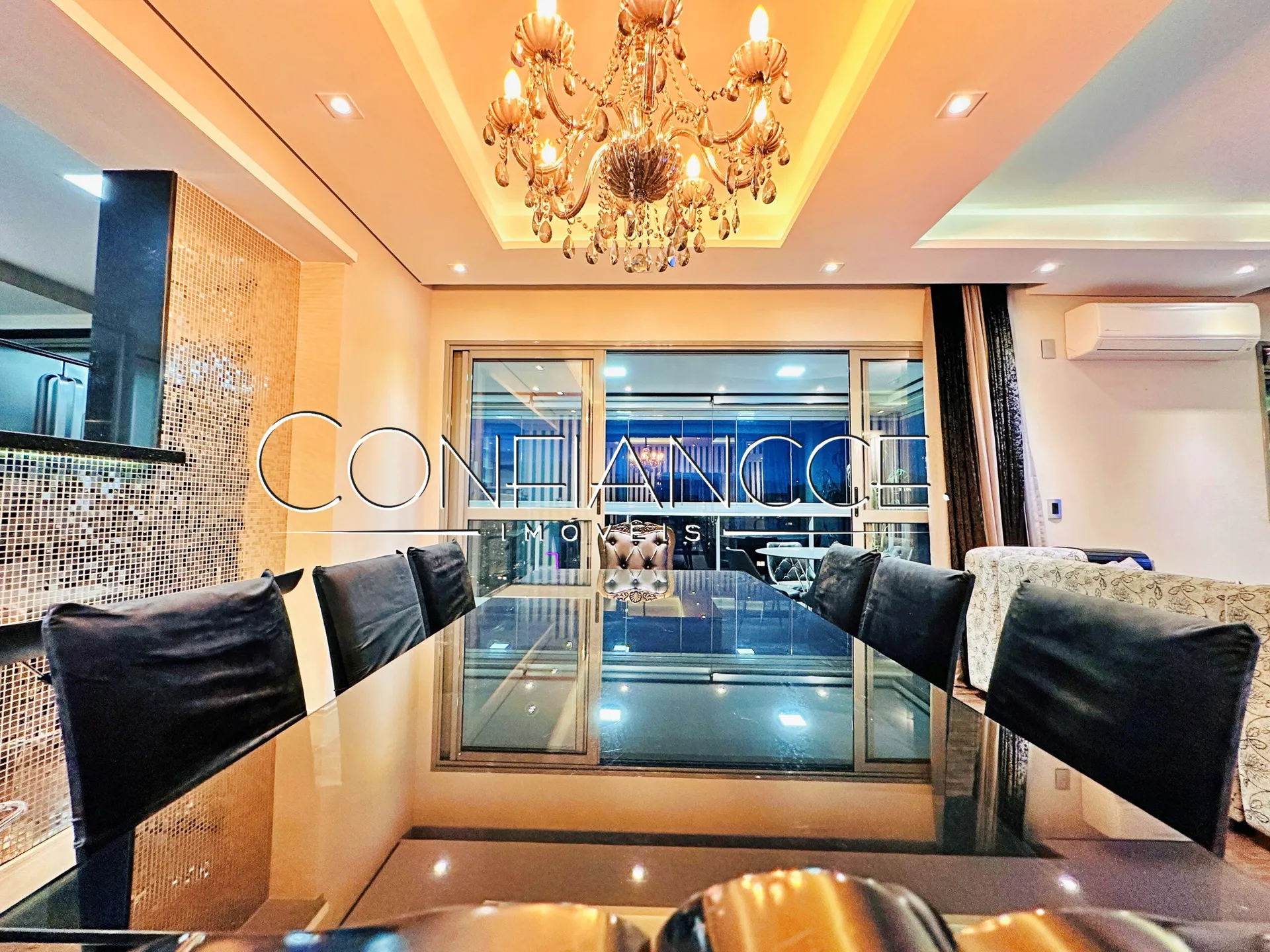 Glass-enclosed balcony in a 3-bedroom apartment, 134 m² — photo 4