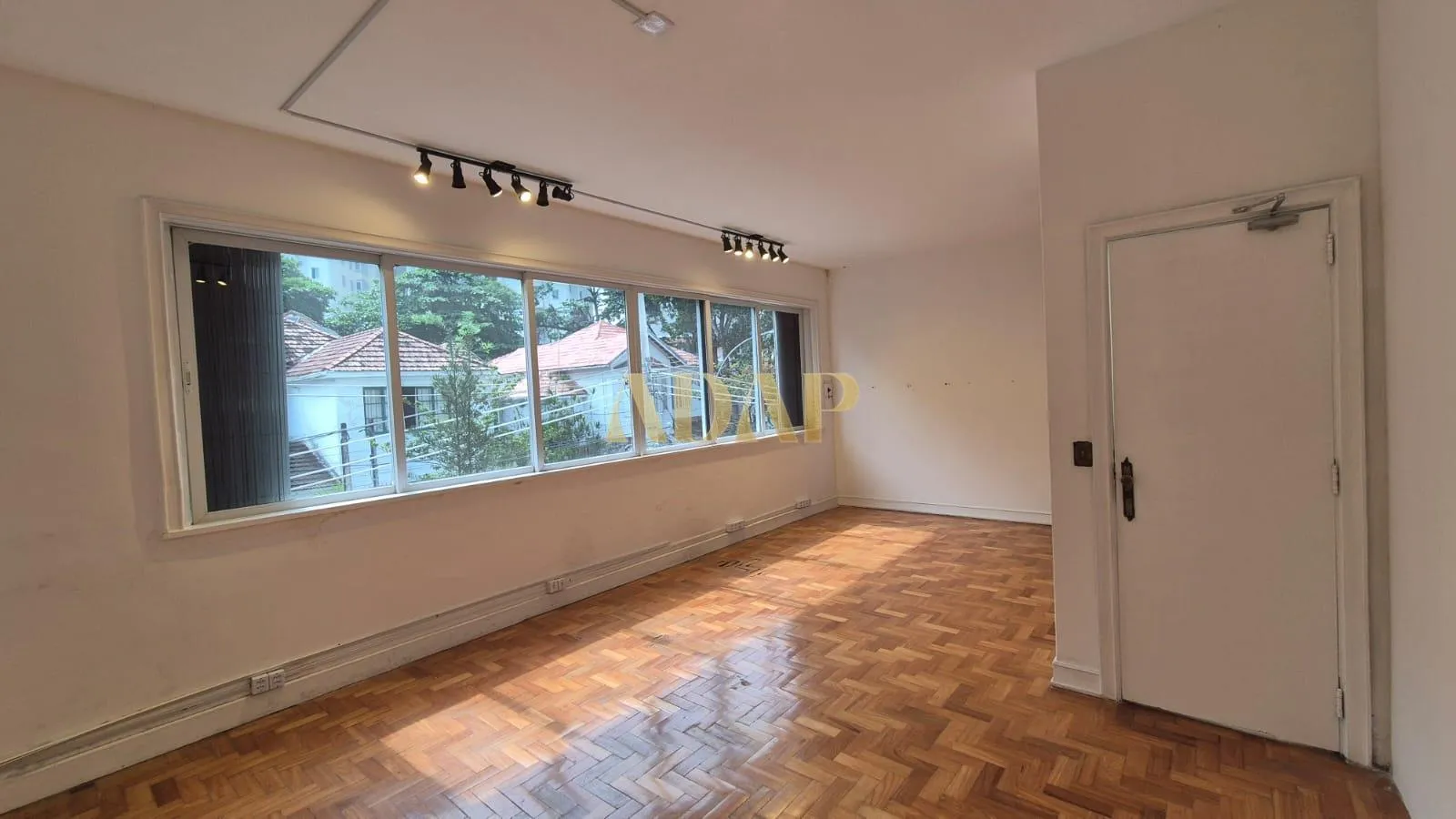 525 m² apartment with a home office and a bathtub — photo 25