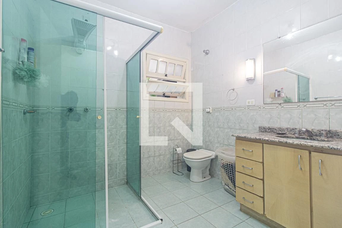 3-bedroom house with a walk-in closet in Curitiba — photo 44