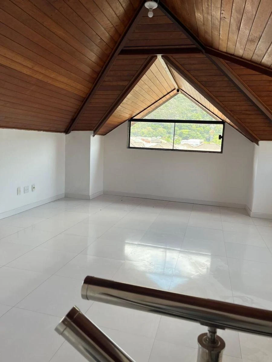 Casa dúplex com 4 quartos e 2 vagas, 587 m² — photo 3
