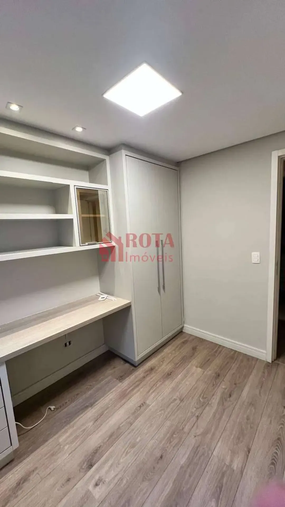 2-bedroom apartment with a glass-enclosed balcony — photo 7