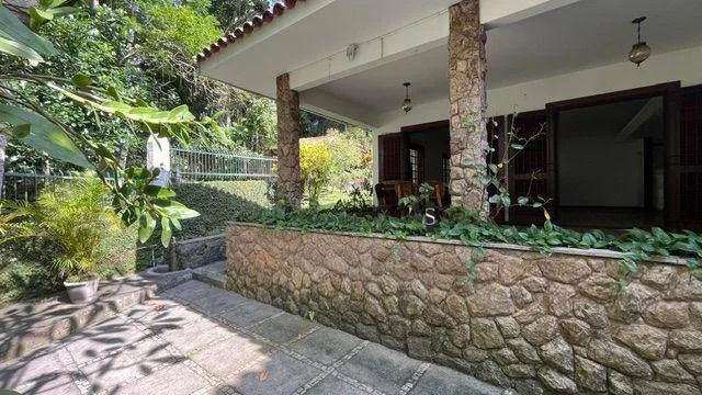 Furnished house, 395 m², with a glass-enclosed balcony — photo 4