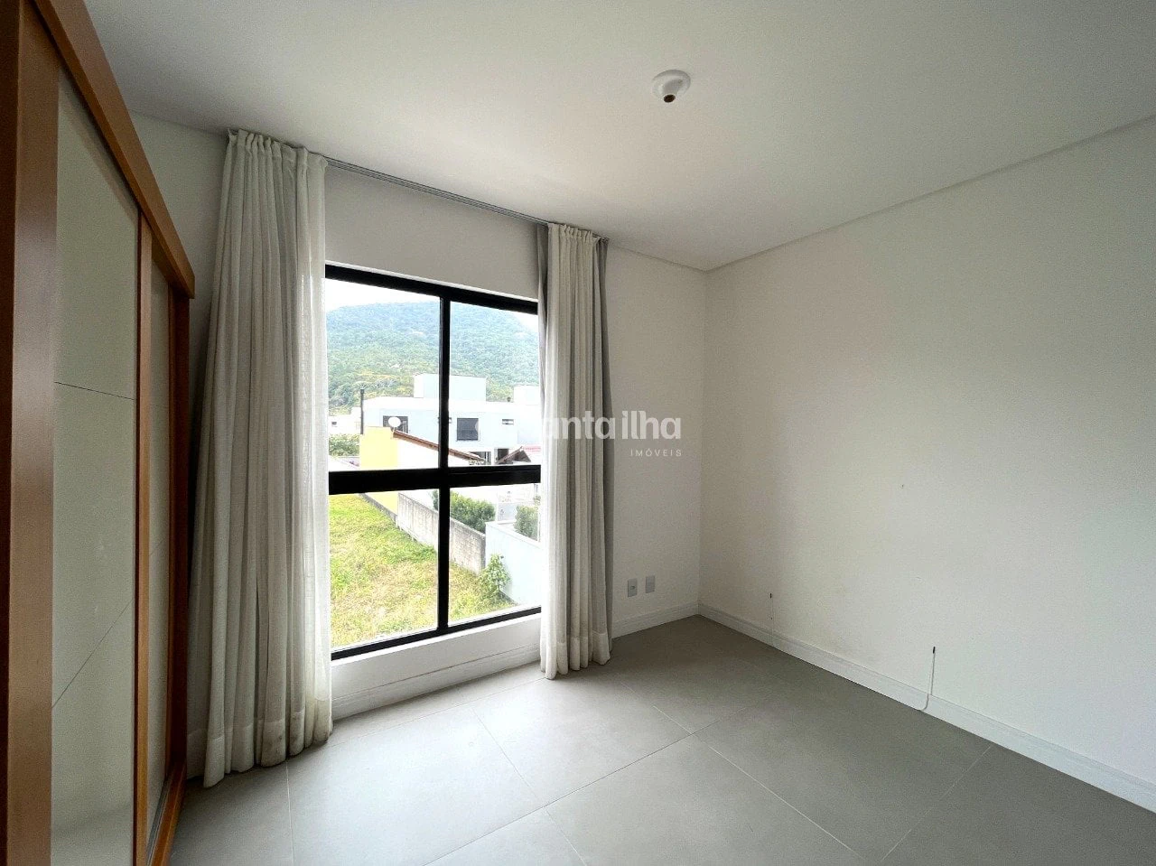 Balcony with a grill in a 2-bedroom apartment, 59 m² — photo 13