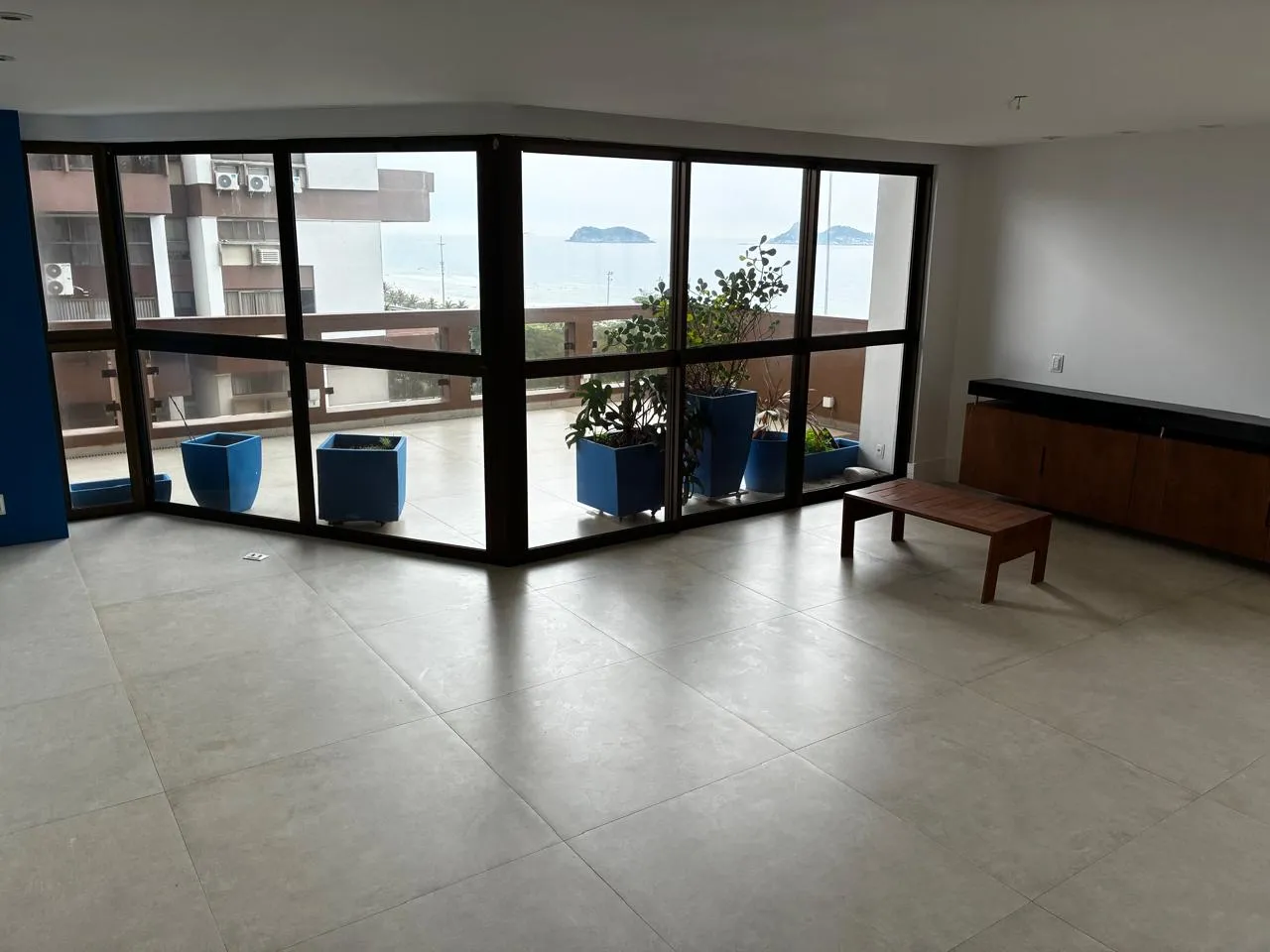 Unfurnished apartment with 3 bedrooms and open-plan kitchen — photo 19