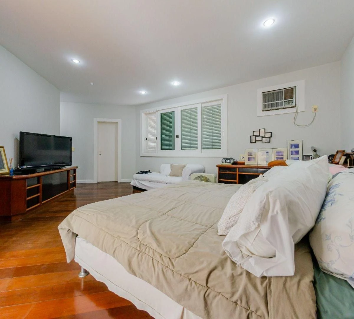 Furnished house with 6 bedrooms and 690 m² — photo 38