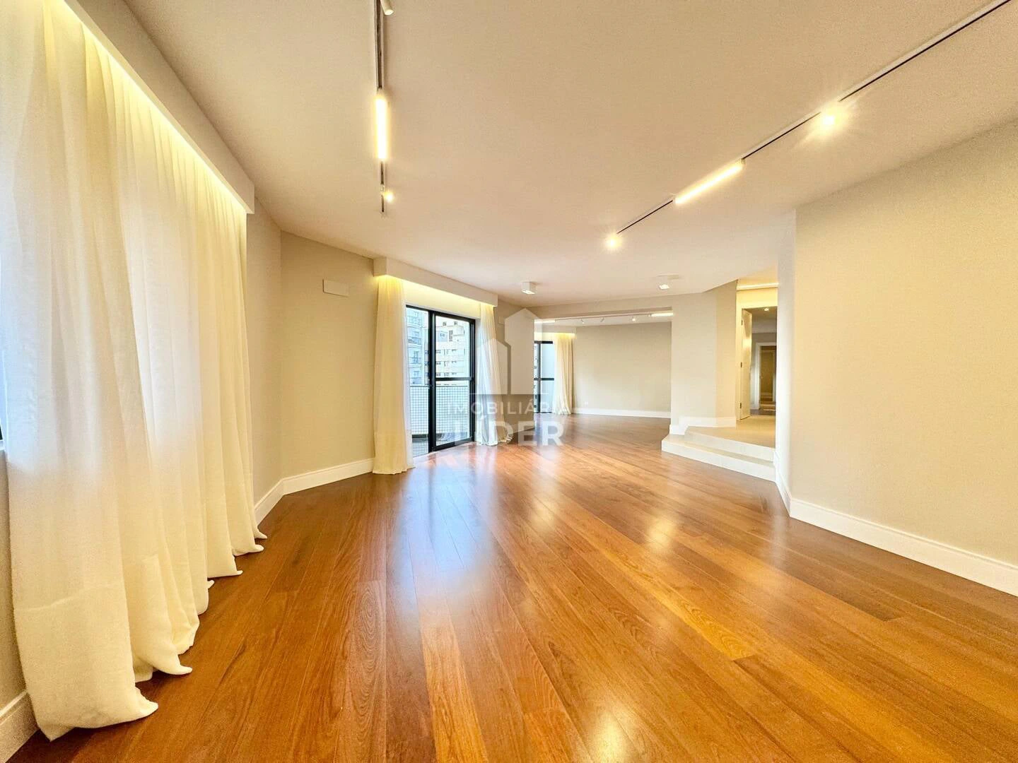 Apartment with 4 bedrooms and 3 parking spots, balcony — photo 16